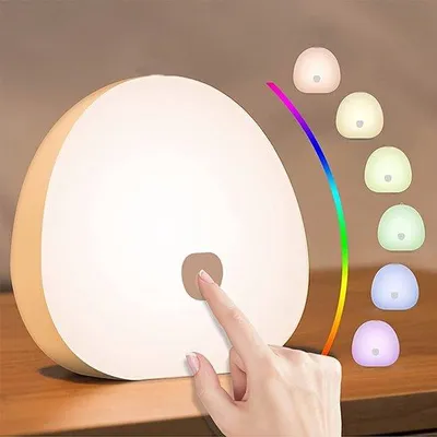 Productafbeelding van LED-nachtlamp met wit ruis, RGB-slaaplamp met een ontspannende witruisgenerator die natuurlijke geluiden produceert, met functies voor kleurverandering, een slaapschema en een USB-oplaadfunctie, om een betere nachtrust en ontspanning te bevorderen.