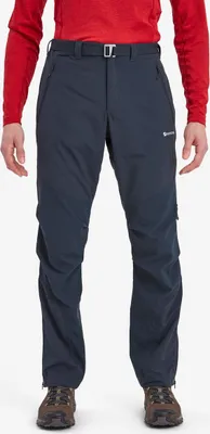 Herren-Trekkinghose "MEN"S TERRA PANTS" von Montane in dunkelblau; getragen von einem Mann in rotem Oberteil.