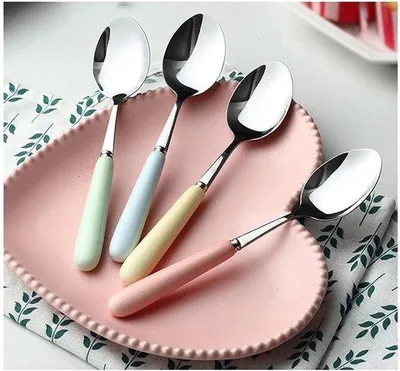 Zdjęcie produktu dla Zestaw 4 łyżek ze stali nierdzewnej – z ceramicznymi uchwytami – idealnych do deserów, lodów, sosów i nie tylko