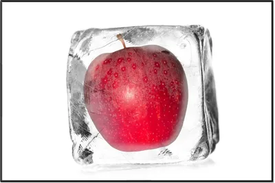 Produktbild von Wallario Wandbild Roter Apfel in Eiswürfel - Eiskaltes Obst, Größe: 61 x 91,50 cm, Poster mit schwarzem Aluminiumrahmen