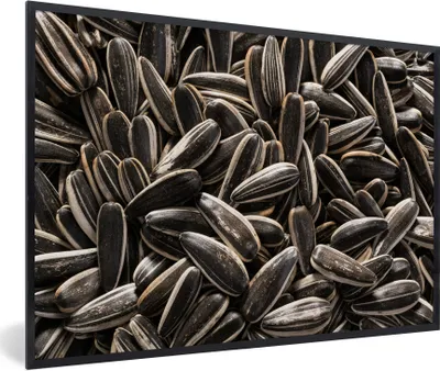Produktbild von MuchoWow® Gerahmtes Poster Nahaufnahme von schwarzen Sonnenblumenkernen 90x60 cm - Poster mit Schwarzem Bilderrahmen Wandposter Rahmen Foto Bilder - Fotorahmen - Foto-Plakat