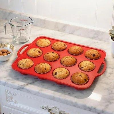 Zdjęcie produktu dla Silikonowa forma do muffinek z metalową ramką, przeznaczona do pieczenia 12 muffinek, z powłoką nieprzywierającą, wolna od BPA, kolor czerwony