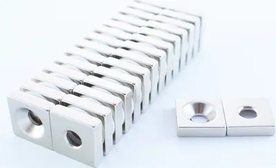 Zdjęcie produktu dla Magnes Neodymowy Płytkowy  15x15x4 mm N38 pod śrubkę 1 sztuka