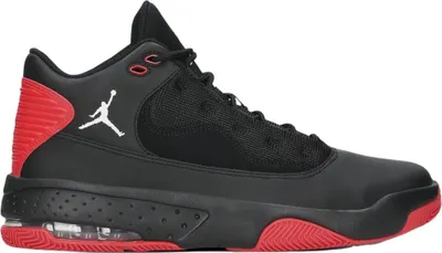 Produktbild von Nike Air Jordan Max Aura 2 CK6636060 – Lifestyle-Laufschuh schwarz-rot. Obermaterial: Leder/Kunstleder/Textil/Gummi. Mit sichtbarem Max Air, Fischgrätenprofil, umlaufendem Schlammschutz und Schnürverschluss.