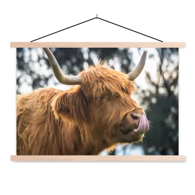 Produktbild von MuchoWow® Textilposter Schottischer Highlander - Nase - Baum 120x80 cm mit holzfarbenen Rahmen - Aufhängeset