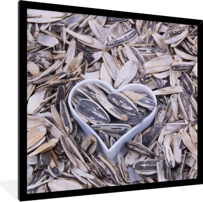 Produktbild von MuchoWow® Gerahmtes Poster Sonnenblumenkerne mit einem herzförmigen Aussehen zwischen den Kernen 40x40 cm - Poster mit Schwarzem Bilderrahmen Wandposter Rahmen Foto Bilder - Mit Rahmen - Wanddekoration Schlafzimmer