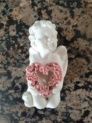 Produktbild von Gi136 altweiß Engel sitzend mit Rosen-Herz Gilde