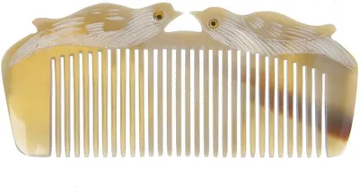 Zdjęcie produktu dla Grzebień z naturalnego rogu, ręcznie wykonany, zdobiony motywem mandarynki, o długości około 18 cm, przeznaczony do pielęgnacji włosów