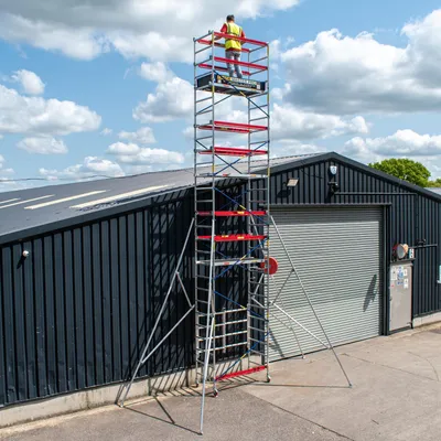 Produktbild von Trade Master Pro® Aluminiumgerüstturm | Heavy Duty| Höhenverstellbar | Faltbare Basiseinheit | 230 KG Ladekapazität | Einfache Montage | EN1004- | 3,2 m Arbeitshöhe & 2 x Ausleger