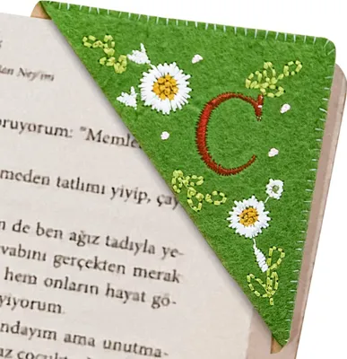 Produktbild von Personalisiertes, handbesticktes Ecklesezeichen, handgenähtes Ecklesezeichen aus Filz mit Buchstaben, dreieckiges Lesezeichen aus Filz, niedliche Lesezeichen mit Blumenstickerei und Buchstaben für Bücherliebhaber
