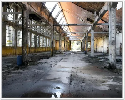 Produktbild von Wallario Wandbild Alte Industriehalle  leerstehend und einsam, Größe: 40,30 x 50,30 cm, Poster mit weißem Aluminiumrahmen