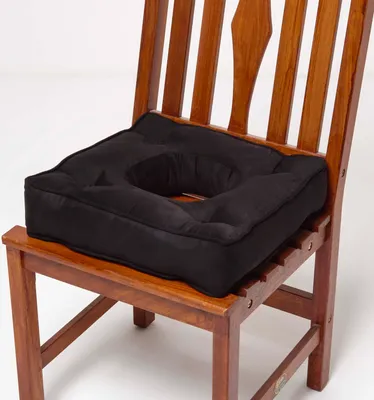 Produktbild von HOMESCAPES Orthopädisches Stuhlkissen schwarz mit Aussparung, 40 x 40 cm – Sitzpolster mit Velours-Bezug