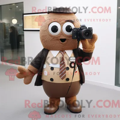 Productafbeelding van Mascot REDBROKOLY karakter van een bruine camera gekleed met een vest en stropdassen