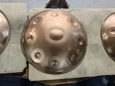 Produktbild von 432 Hz Handpan Steel Drum 9 Noten 22 Zoll Gold Performer in D-Moll Mit Ständer, Etui, Langlebigen Schlägeln und Staubfreiem Tuch