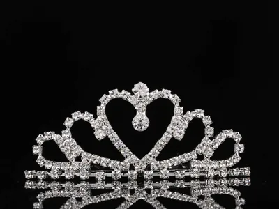 Productafbeelding van Mooie kleine tiara met hartvormige strasssteentjes, geschikt voor bruiloften, bruidsfeesten, gala's, verjaardagen en andere speciale gelegenheden