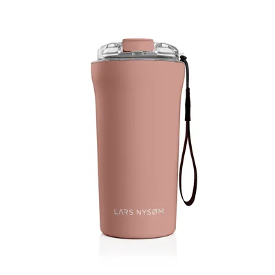 Obrázok produktu pre Termohrnček na kávu LARS NYSØM s popruhom na prenášanie a viečkom z Tritanu | Cestovný hrnček 0,5 l bez BPA s izoláciou (Nude, 500 ml)