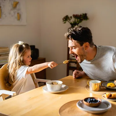 Immagine prodotto di Seggiolone LIONELO Floris per bambini da 6 mesi a 40 kg, poggiapiedi regolabile, vassoio, cintura di sicurezza, struttura in legno di betulla - Nuovo Naturale