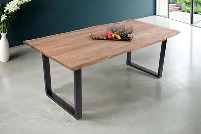 Image de Table de salle à manger Dana, 160x85 cm, en acacia, imitation chêne, avec bord en bois naturel et structure en métal noir. Table en bois massif, en bois d'acacia de couleur chêne, avec structure métallique, facile d'entretien, idéale pour une salle à manger