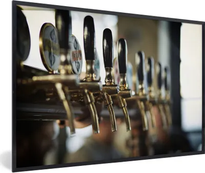 Produktbild von MuchoWow® Gerahmtes Poster Mehrere Bierzapfstellen an einer Bar 30x20 cm - Poster mit Schwarzem Bilderrahmen Wandposter Rahmen Foto Bilder - Kunstdruck - Bild-Poster