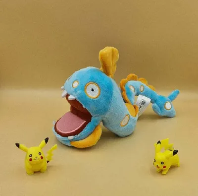Produktbild von Pokemon Aalabyss Kuscheltier - 20 cm Plüschtier Huntail