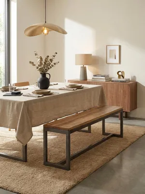 Esszimmerbank aus Mango Massivholz und Metall im Industrial-Stil, elegant in einem modernen Esszimmer mit Holztisch und Design-Stühlen platziert._#sku_SAFWL6.143#