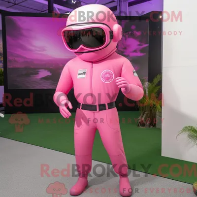 Produktbild von Maskottchen-Charakter REDBROKOLY eines rosa American-Football-Helms mit Overall und Sonnenbrille