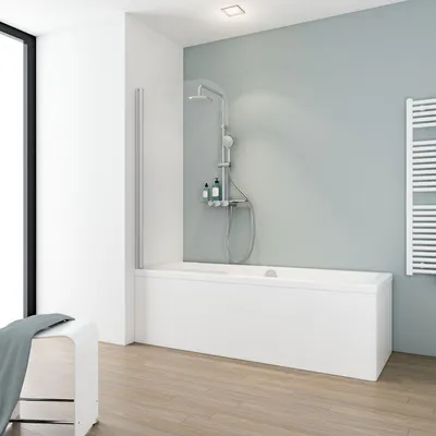 Klarer Badewannenaufsatz auf einer Badewanne mit einem Duschsystem.