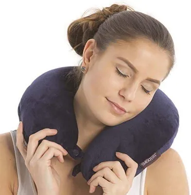 Produktbild von Ergonomisches Reise Nackenkissen mit Mikroperlen - Bequemes Nackenstützkissen & Nackenhörnchen mit weichem Fleece Bezug in Blau, 30x28 cm