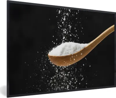 Produktbild von MuchoWow® Gerahmtes Poster Besprengter Holzlöffel 90x60 cm - Poster mit Schwarzem Bilderrahmen Wandposter Rahmen Foto Bilder - Fotorahmen - Foto-Plakat