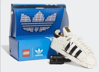 Produktbild von LEGO 10282 Icons adidas Originals Superstar Sportschuh Modellbauset für Erwachsene, Sammlerstück zum Ausstellen, Geschenkidee für sie und ihn