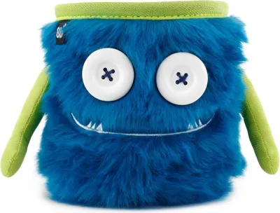 Blaue; plüschige Chalk Bag mit grünen Details und einem freundlichen Monsterdesign von 8b+ für Kletterer.