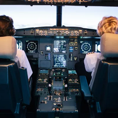 Produktbild von Jochen Schweizer Flugsimulator A320; Erlebnis verschenken oder selbst erleben; Gutschein gültig für 1 Person 2 Zuschauer möglich