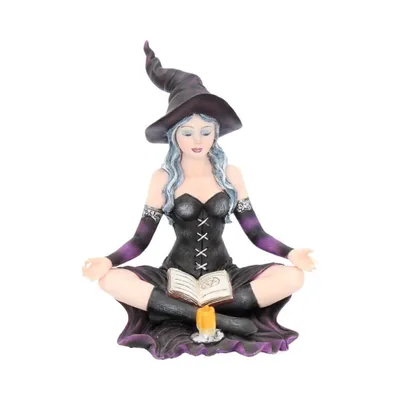 Hexe in meditativen Haltung. Sie trägt spitzen Hexenhut und eng anliegendes Kleid mit Schnürung.