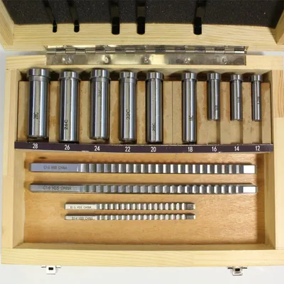 Immagine prodotto di Set di utensili per la realizzazione di scanalature - HSS metrico - 18 pezzi - Aghi di centratura 4/5/6/8 mm - Bussolotti 12–28 mm - Per lavorazioni CNC di scanalature