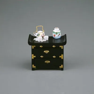 Produktbild von Japanische Lackkommode Miniatur 1:12 für Puppenhaus-Sammler