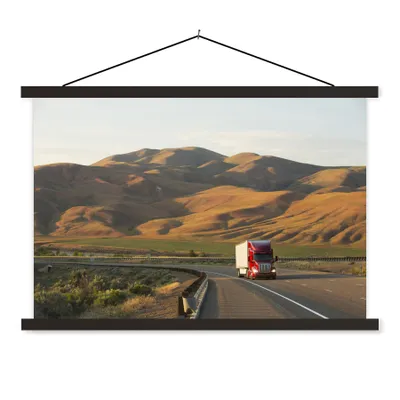 Produktbild von MuchoWow® Textilposter Roter Lastwagen zwischen den Hügeln 60x40 cm mit schwarzem Rahmen - Hölzernes