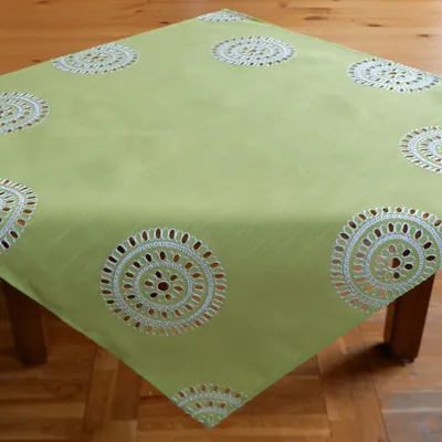 Produktbild von Raebel - Mitteldecke (85x85 cm) - apfelgrün-weiß Kurbelstickerei ''Kreise''