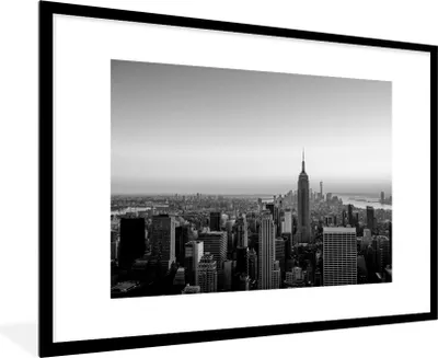 Produktbild von MuchoWow® Gerahmtes Poster Skyline von New York mit einem Sonnenuntergang - schwarz und weiß 90x60 cm - Poster mit Schwarzem Bilderrahmen Wandposter Rahmen Foto Bilder - Wanddekoration - Fotos