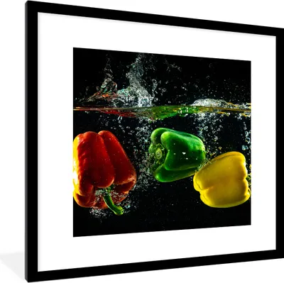 Produktbild von MuchoWow® Gerahmtes Poster Paprika - Gemüse - Wasser - Schwarz - Rot - Grün - Gelb 40x40 cm - Poster mit Schwarzem Bilderrahmen Wandposter Rahmen Foto Bilder - Poster - Plakat im Rahmen