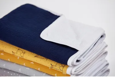 Produktbild von KraftKids Wickelunterlage Musselin dunkelblau 3 Lagen wasserundurchlässig weich Frotte 100% Baumwolle