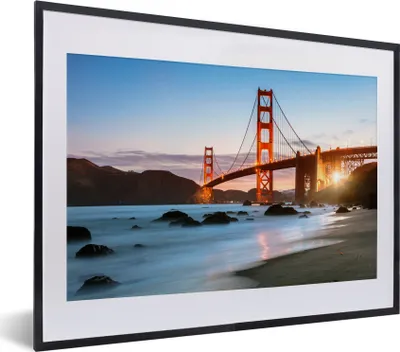 Produktbild von MuchoWow® MuchoWow® Gerahmtes Poster Golden Gate Bridge mit blauem Sonnenuntergang und blauem Wasser 40x30 cm - Poster mit zchwarzem Bilderrahmen - Bilderrahmen - Poster im Rahmen