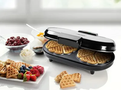 Immagine prodotto di Doppia piastra per waffle Bestron per waffle classici a forma di cuore, piastra per waffle con luce di cottura e rivestimento antiaderente, 1.200 watt, colore: argento