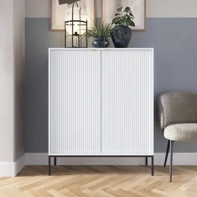 Productafbeelding van Hoge kast Kioto, 104 cm, wit en zwart – met ribbelstructuur aan de voorkant, gouden handgrepen, 2 deuren, soft-close sluiting