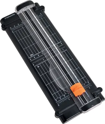 Produktbild von Fiskars SureCut, 7 Blätter, 22 cm, A5, 80 g/m², Harz, Grau