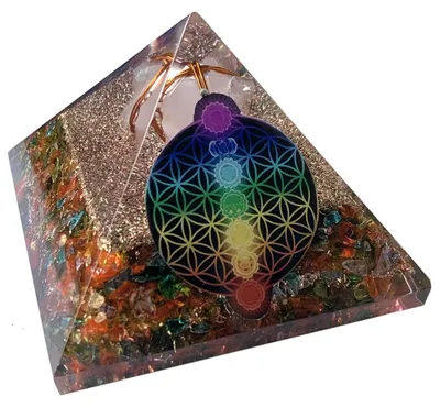Produktbild von CHONIT Orgonit Pyramide Goldfarben Blume des Lebens Bergkristall 7,5 cm
