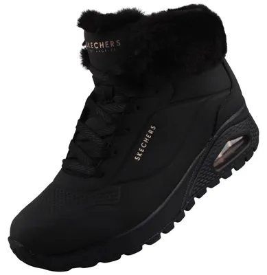 Auf dem Bild ist ein schwarzer Freizeitschuh zu sehen der von der linken Seite abgebildet ist Der Schuh hat eine sportliche Form und ist mit weißen Akzenten versehen