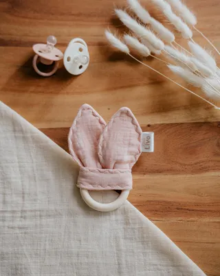 Zdjęcie produktu dla Little Livo Handgemachter Beißring Baby Rosa mit Knister-Hasenohren – Silikon & Musselin Baumwolle – Weich & Sicher