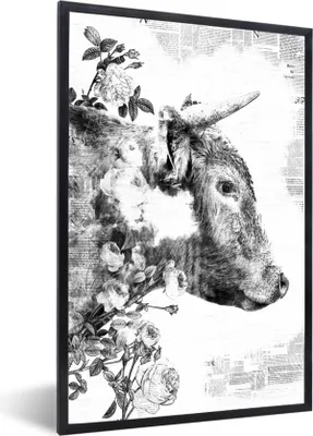 Produktbild von MuchoWow® Gerahmtes Poster Seitenansicht des schottischen Highlanders mit Zeitungsartikeln - schwarz/weiß 60x90 cm - Poster mit Schwarzem Bilderrahmen Wandposter Rahmen Foto Bilder - Kunst