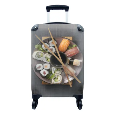 Produktbild von MuchoWow® Koffer Handgepäck Trolley Rollkoffer Kleine Reisekoffer mit 4 Rollen - Sushi-Tablett - Cabin Size < 55x40x23 cm & 55x40x20 cm - Fotokoffer - Kabinenkoffer - Boardgepäck - Reise-Box - Reisekoffer - Reisegepäck - Koffer mit Bild - Trolley für Kinder