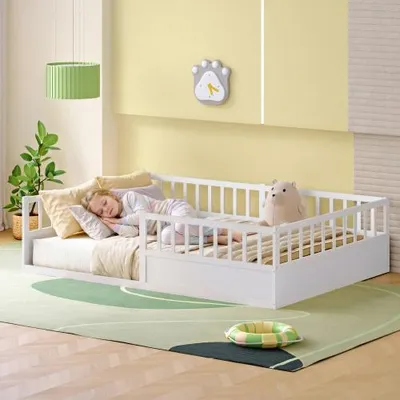 Immagine prodotto di Letto per bambini in legno massello 140x200 cm, bianco; letto a terra Montessori con protezione anticaduta, lato aperto e rete a doghe; robusto letto singolo in pino